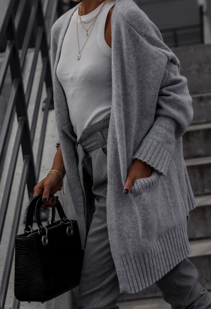 Damen gemütlicher Strickcardigan mit lässiger Silhouette und praktischen Taschen Stilzeits