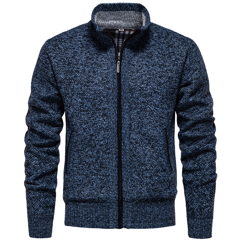 Herren stylischer Strickjacke mit hohem Kragen und praktischen Taschen Stilzeits
