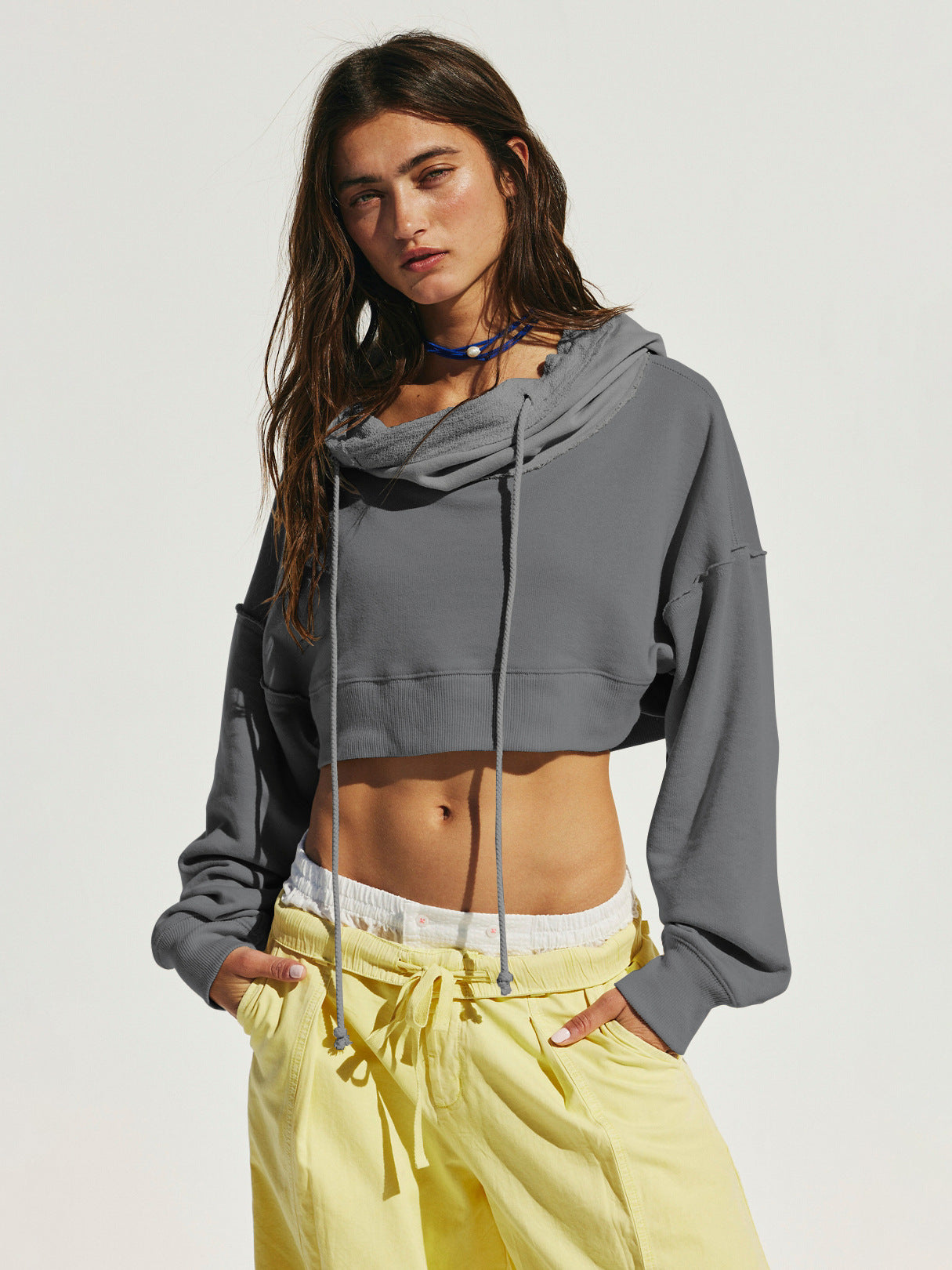 Damen cropped Sweatshirt mit lässigem Schnitt und Kängurutasche Stilzeits