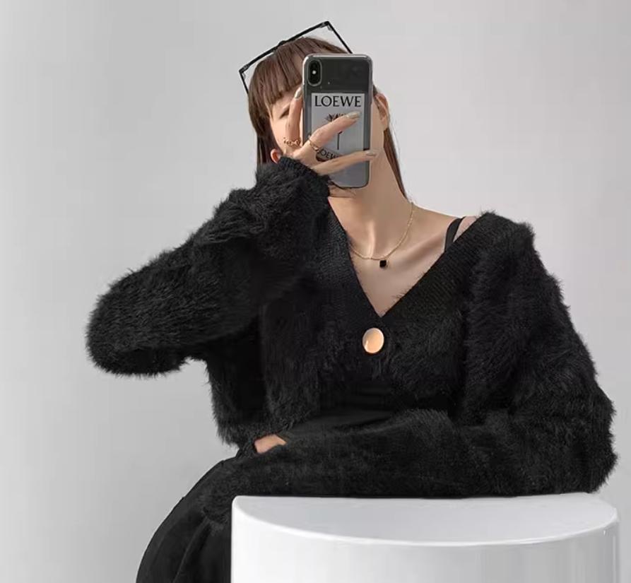 Damen cropped Strickjacke mit voluminösen Ärmeln und Knopfdetail Stilzeits