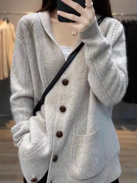 Damen Strickcardigan mit eleganter Struktur und großen Holzknöpfen Stilzeits