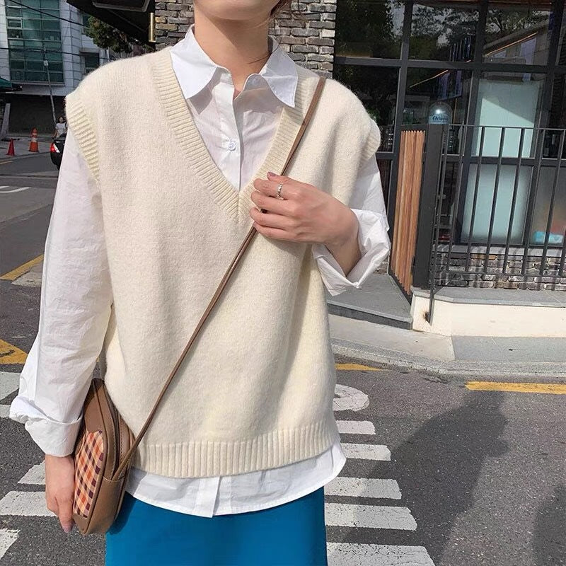 Damen Elegante Strickweste im Relaxed Fit mit V-Ausschnitt und feinen Details Stilzeits