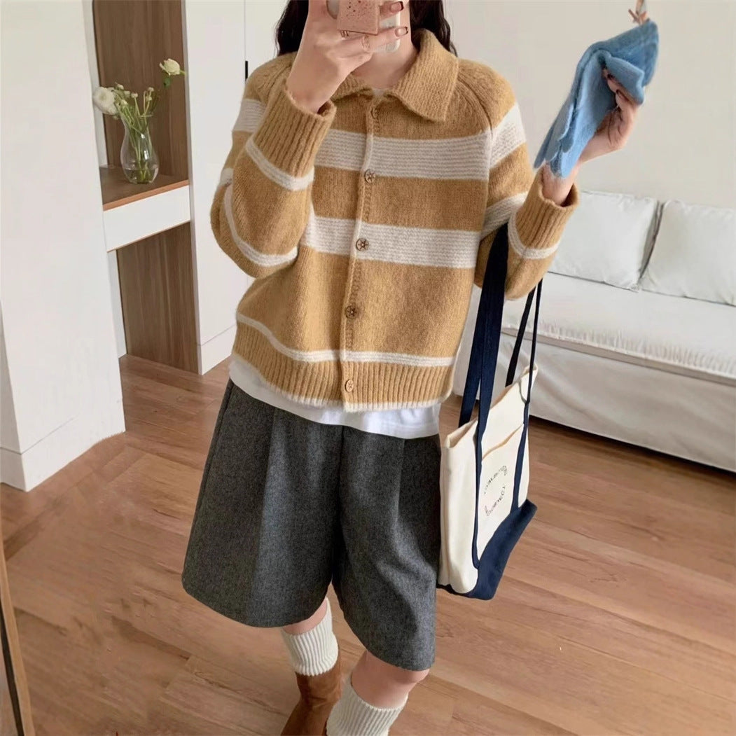 Damen Strickjacke mit charakteristischem Kragen und modischen Blockstreifen Stilzeits