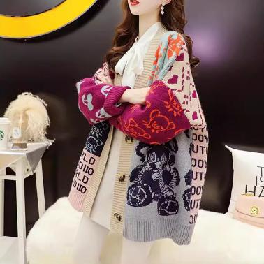 Damen Strickjacke mit lebhaftem Motiv und praktischen Knopfdetails Stilzeits