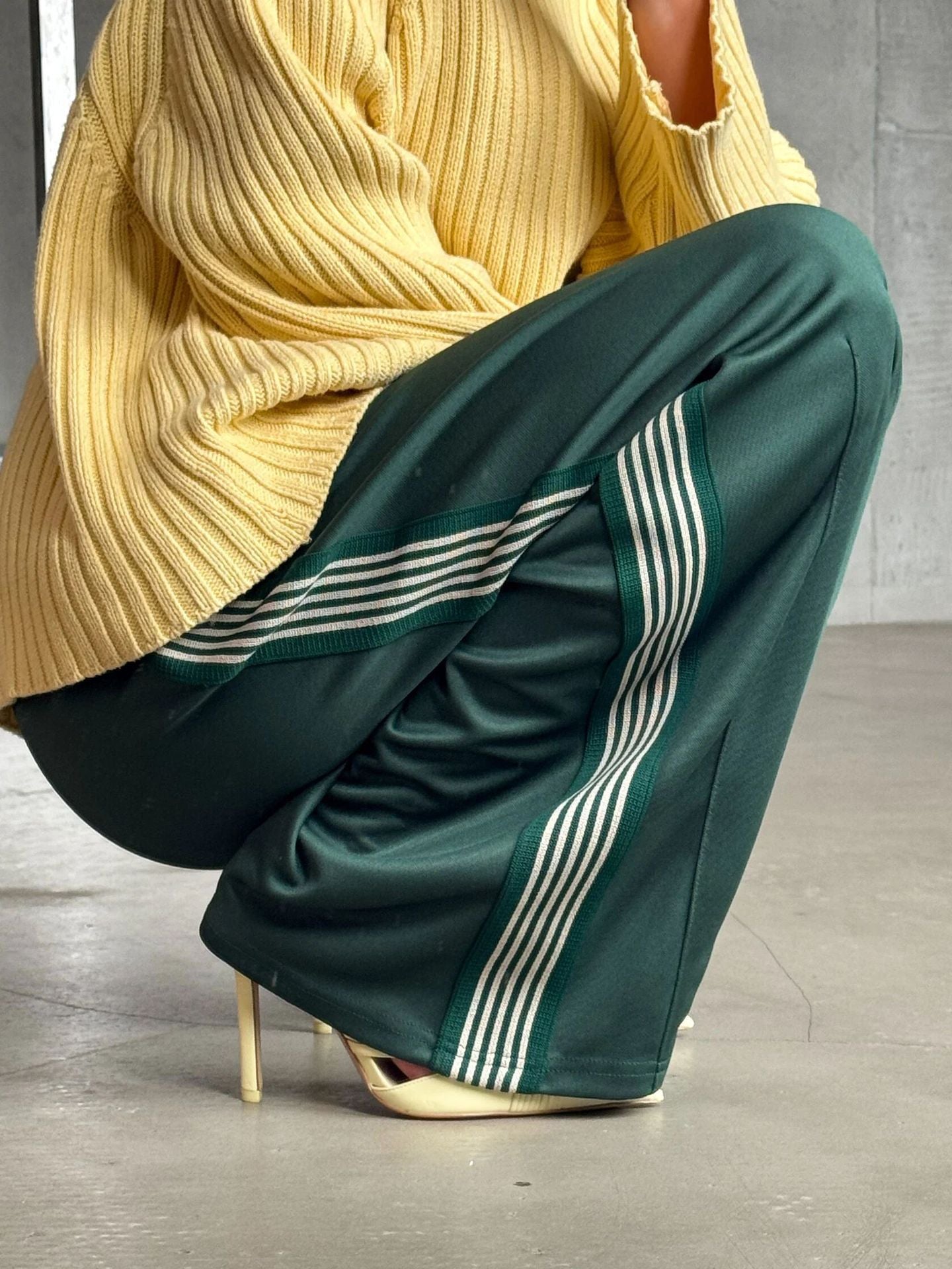 Damen weite Sporthose mit diagonalen Streifen Stilzeits