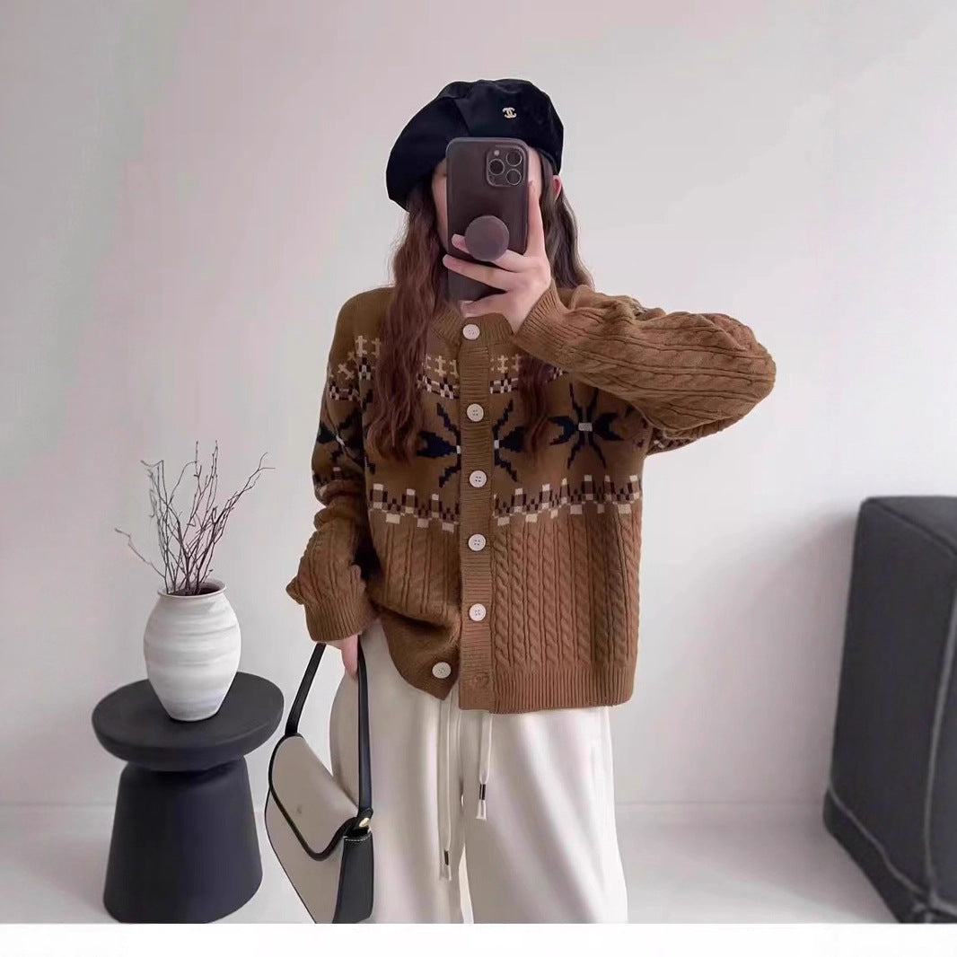 Damen Strickjacke mit traditionellen Mustern und großen Knöpfen Stilzeits