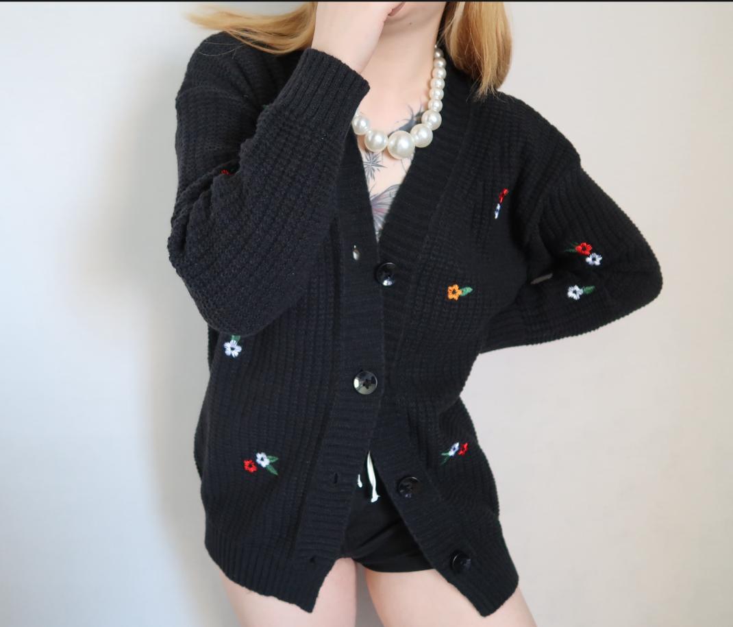 Damen Strickjacke mit buntem Blumenstickereien Stilzeits