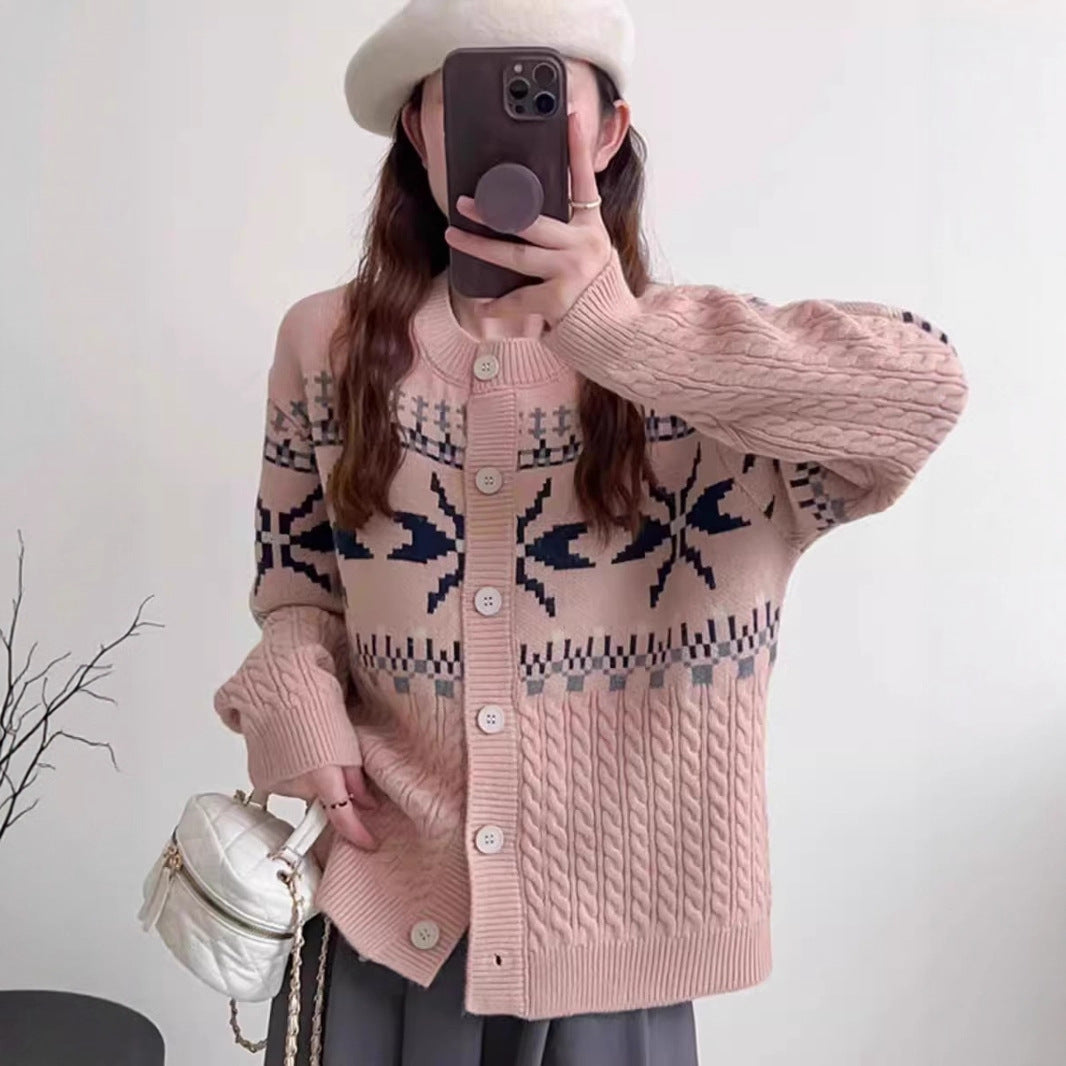 Damen Strickjacke mit traditionellen Mustern und großen Knöpfen Stilzeits