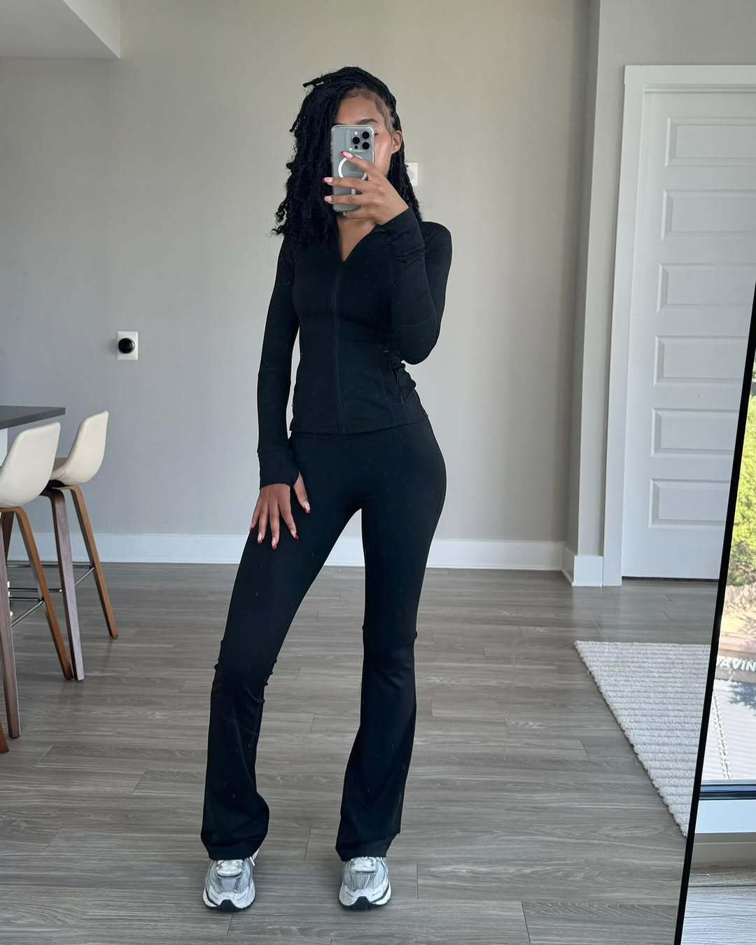 Damen Sportliches Fitness-Outfit mit enganliegendem Langarm-Oberteil und weiten Sporthosen Stilzeits