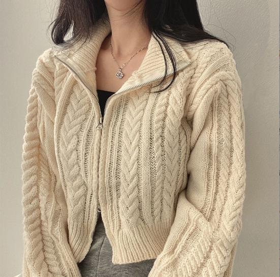 Damen modische Strickjacke mit strukturiertem Zopfmuster und kurzem Schnitt Stilzeits