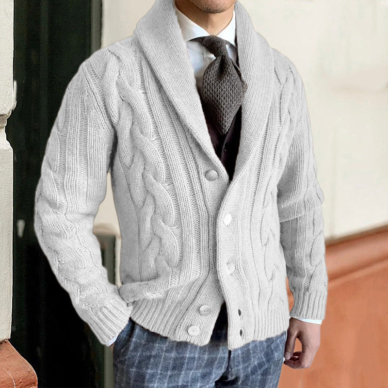 Herren Grobstrickjacke mit elegantem Zopfdesign und modernem Kragen Stilzeits