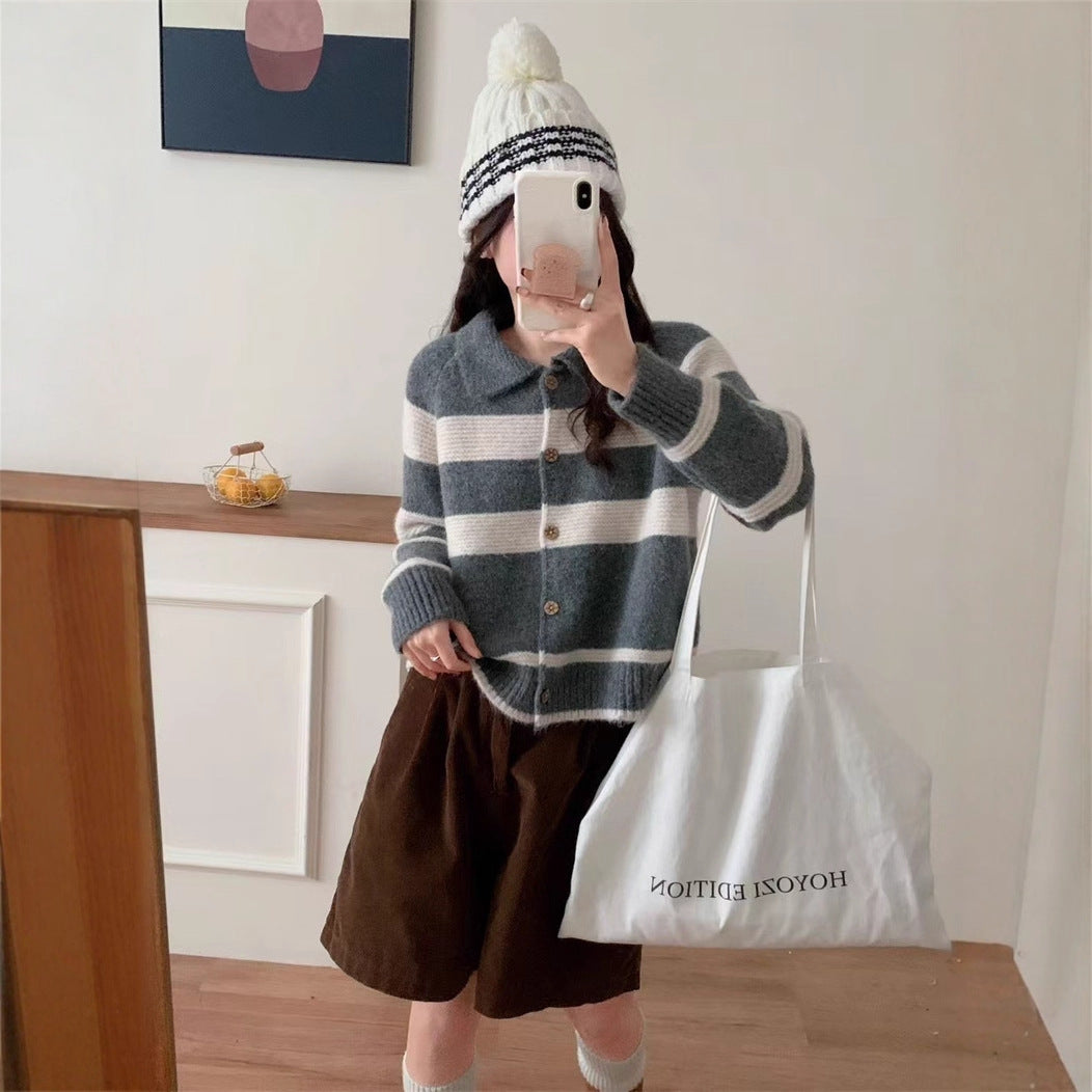 Damen Strickjacke mit charakteristischem Kragen und modischen Blockstreifen Stilzeits