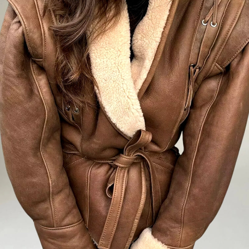 Stilzeits | Lederjacke - Wickeldesign - Gurtel Taille - Strukturierte Schultern - Schnürdetails