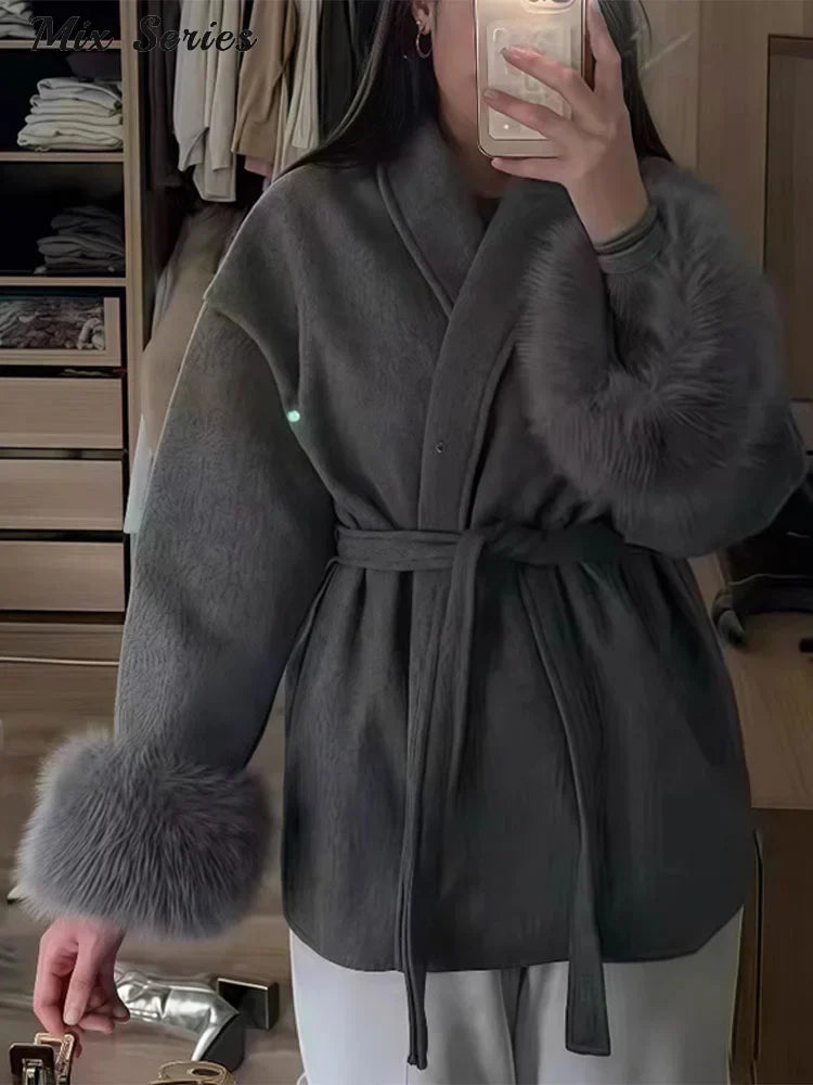 Stilzeits | Wolljacke mit Gürtel und Fake Fur Manschetten
