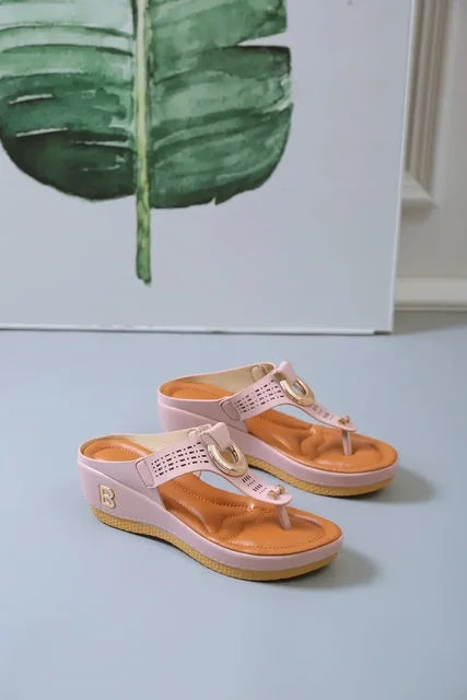 Thora: bequeme Sandalen mit Keilabsatz für den Sommer