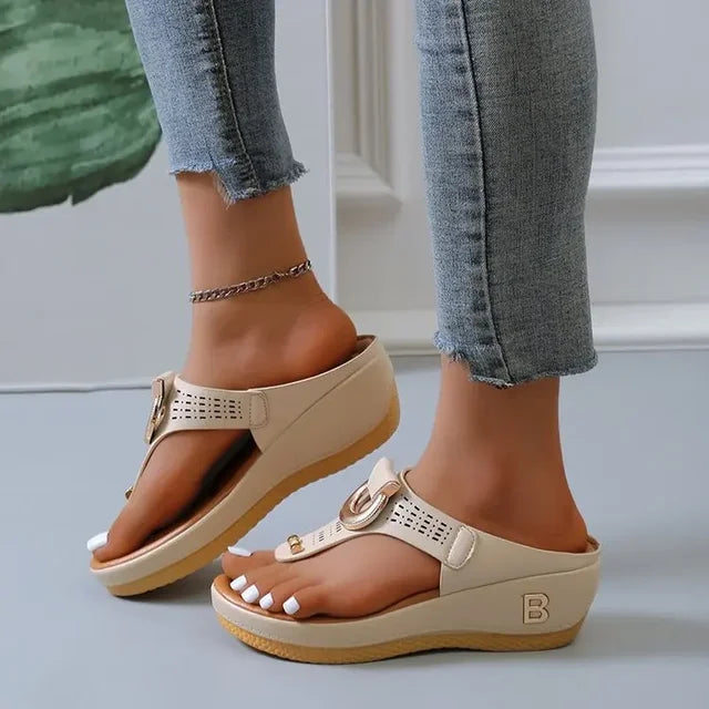 Thora: bequeme Sandalen mit Keilabsatz für den Sommer