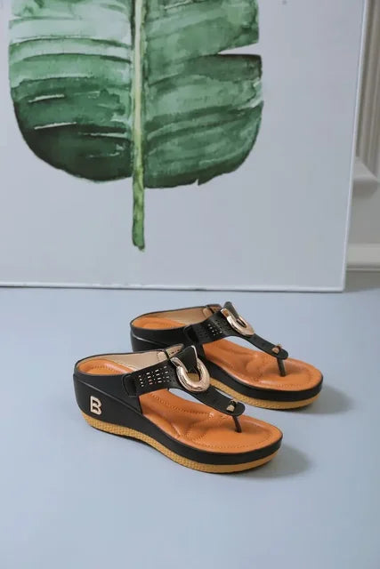 Thora: bequeme Sandalen mit Keilabsatz für den Sommer