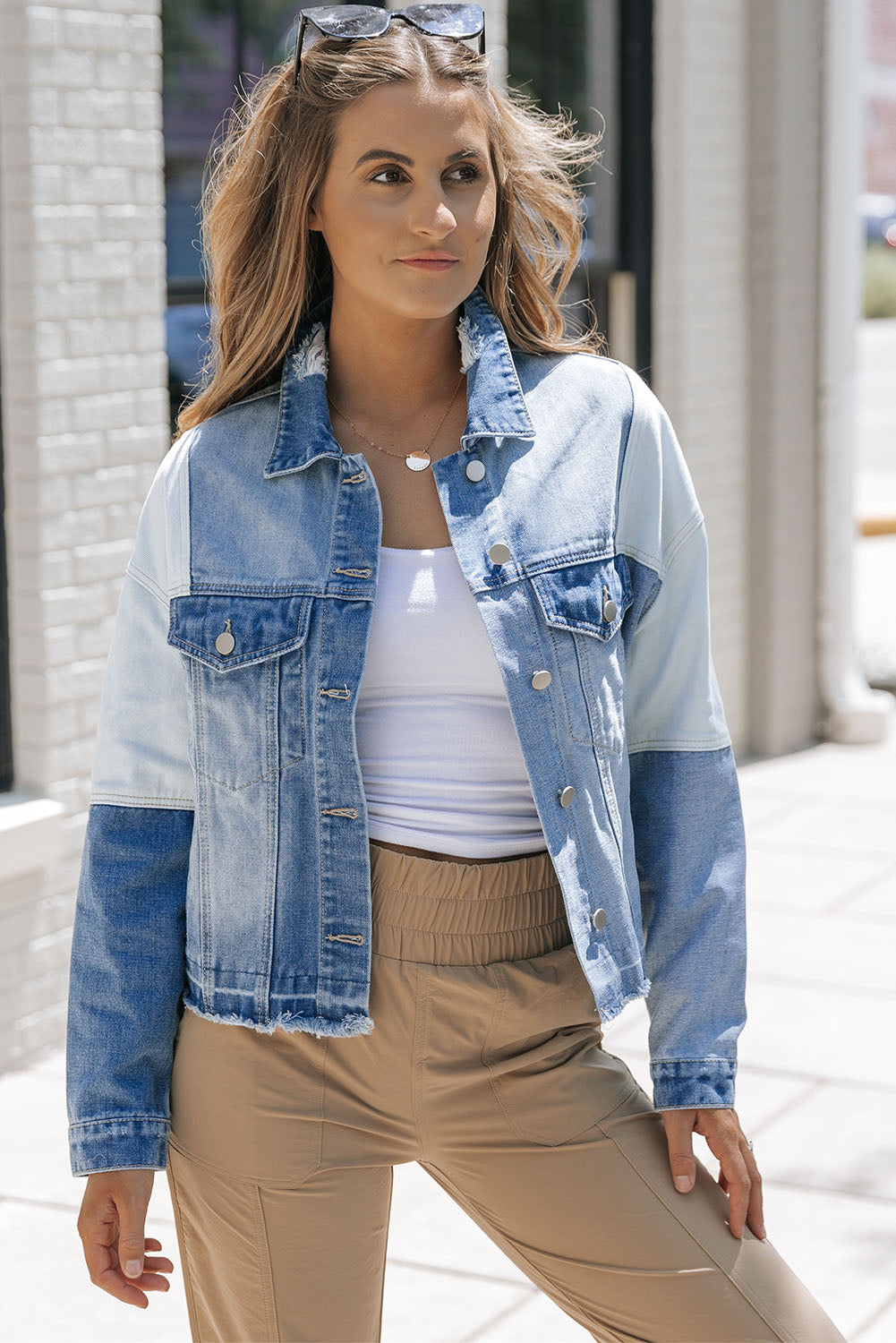 Stilzeits | Denimjacke mit Patchwork und Fransigem Saum Herbst Frauen