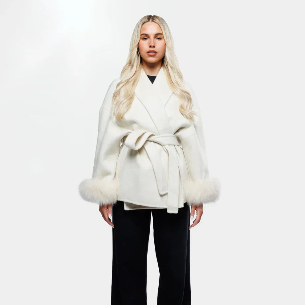 Stilzeits | Wolljacke mit Gürtel und Fake Fur Manschetten