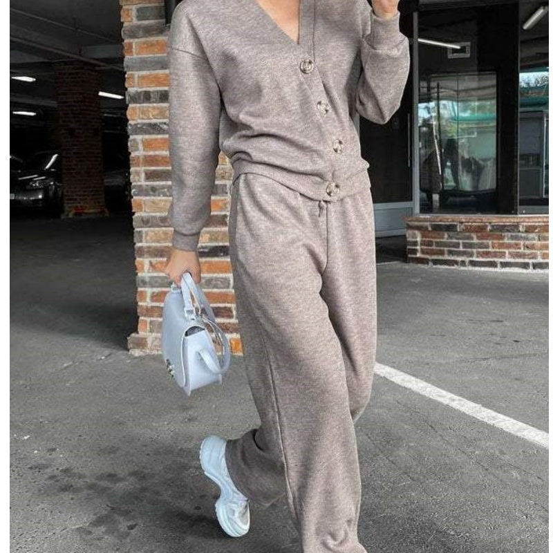 Stilzeits | Zweiteilig: Strickjacke mit Knopfleiste und passender Hose